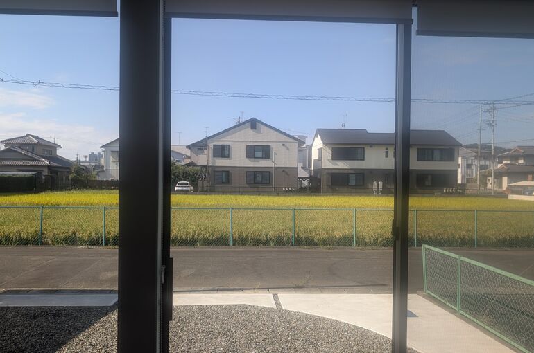    秋晴れの青空と黄金色の稲刈り♪アトリエの大きな窓から届く秋の便り   